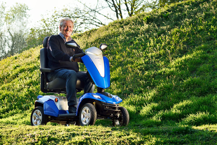 Senior auf Elektromobil Kymco Maxer